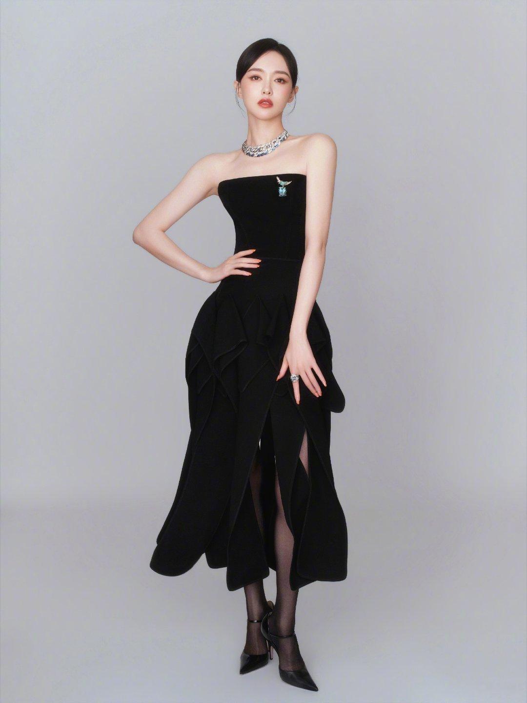 唐嫣身着Maticevski黑丝绒抹胸裙，佩戴Tiffany & Co.高级珠宝