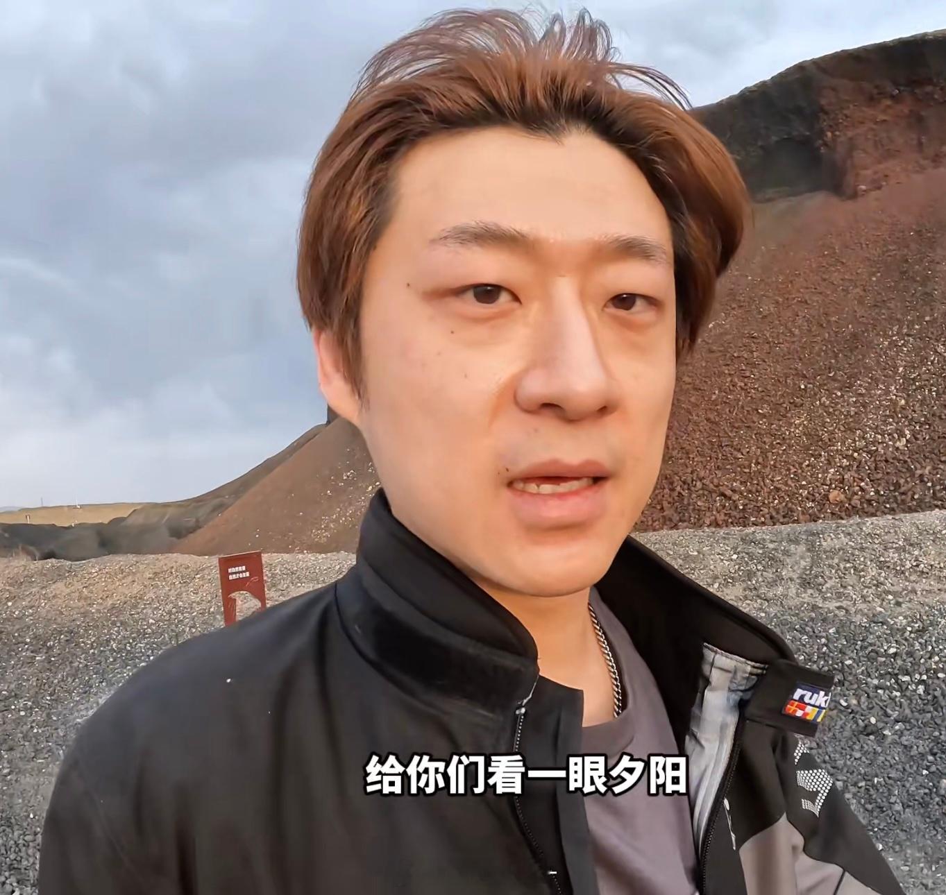 姚亮神来一笔 给李昕季晔这自拍杆往上调调 就能拍出肆意飞扬自由野性帅哥了像p3p