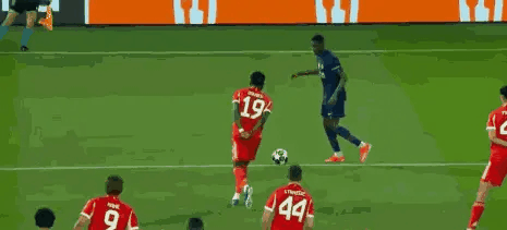 欧冠半决赛主裁判，给中超裁判隔空上了一课！拜仁后卫戴维斯这个手球，人家是怎么吹罚