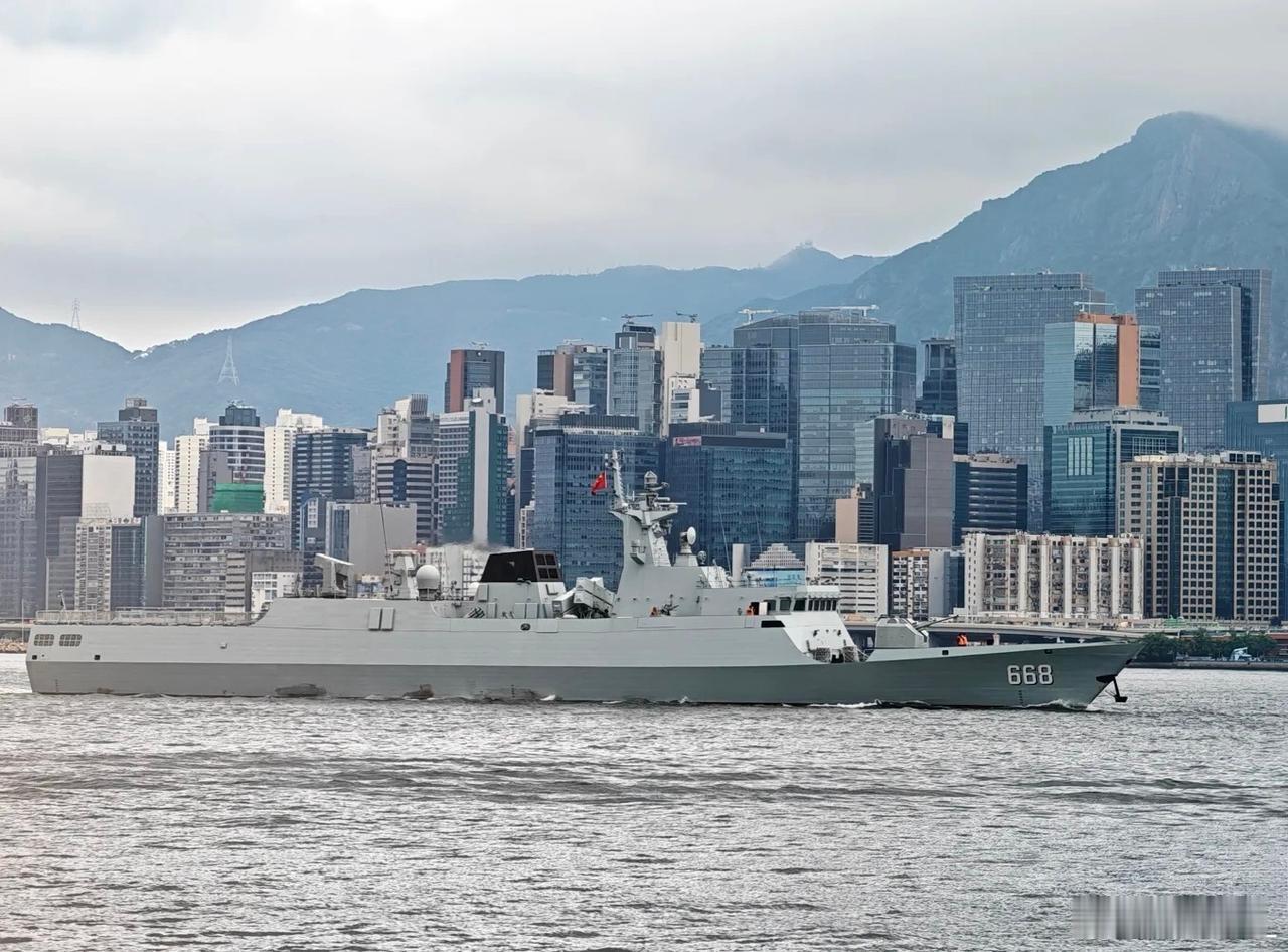 驻港部队的056轻型护卫舰，舷号是为了照顾香港人的兴趣偏好，取得都是一路发和溜溜