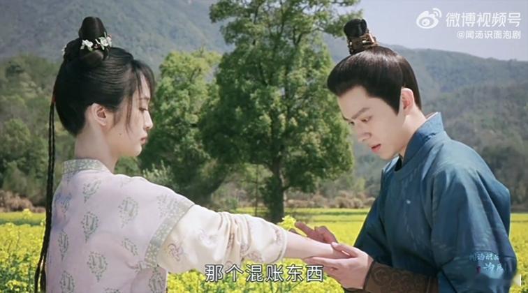昨天定情镯今天阴阳隔 采莲没接过那盏花灯，却在夜色中默默记住了顾文宇那份炙热的赤