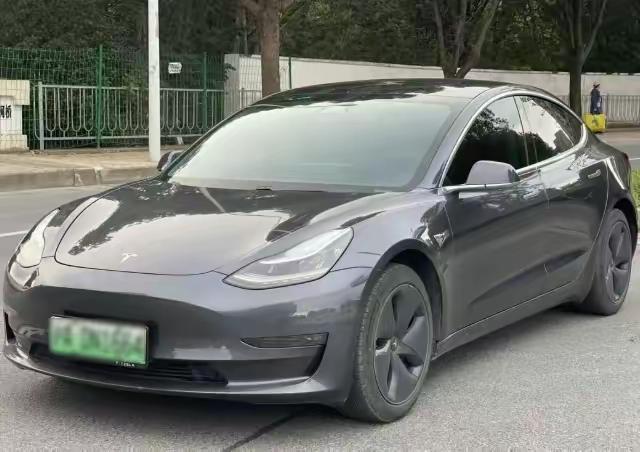身边做二手车生意的邻居坐拥三台燃油车，面对当下大热的新能源车，丝毫没有入手自用的