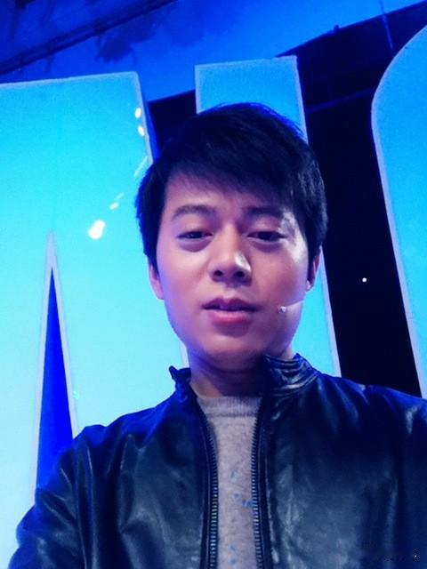 今天和往常一样，起床后上个厕所，洗脸刷牙，突然间，抬起头，看到镜子里的自己，看到