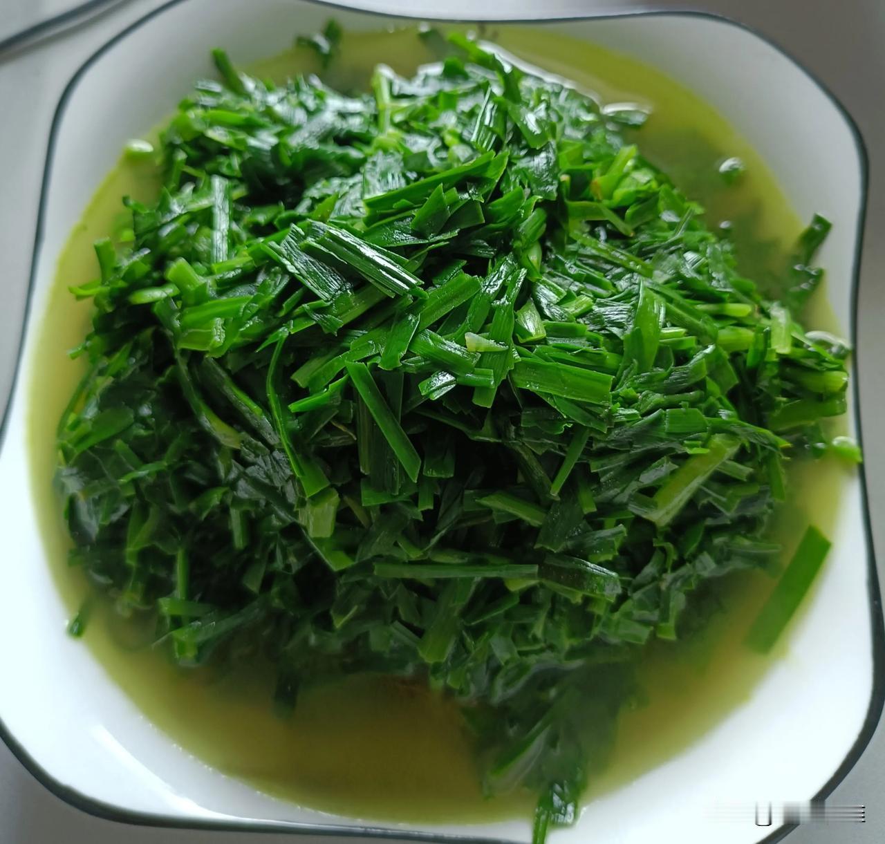 今天午饭非常简单，一个人的伙食很好对付。
     纯绿色蔬菜，一大盘炒韭菜，原
