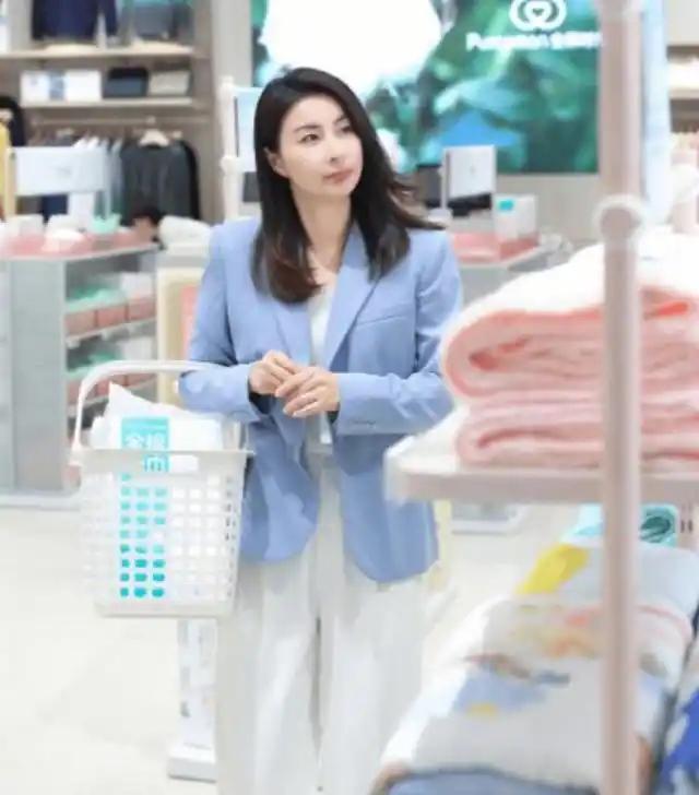 郭晶晶天蓝色的西装穿在身上，能给予人一种活力的感觉，这款外套于设计方面，不存在什