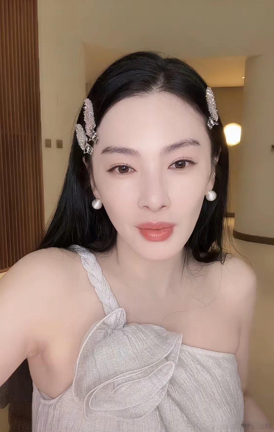 发现没，张雨绮肯定是缺钱了，如今无戏可拍，也没综艺邀请，每天带货10几个小时，堪