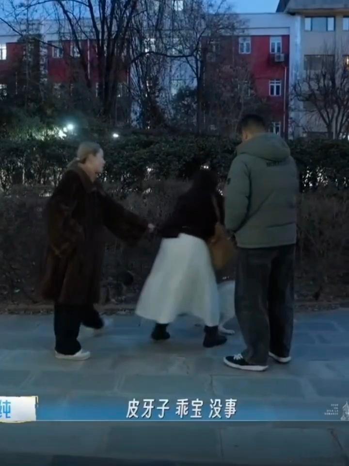 李纯马頔偶遇王菊遛狗李纯马頔偶遇王菊被狗遛 笑死了，王菊正脸都没看到 
