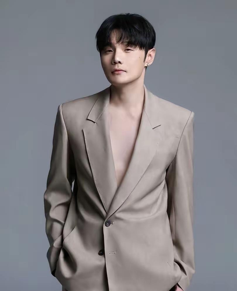 明眼人都知道，
​李荣浩之所以说不用赔偿，
​无非就是因为，他不是缺你这点版权费