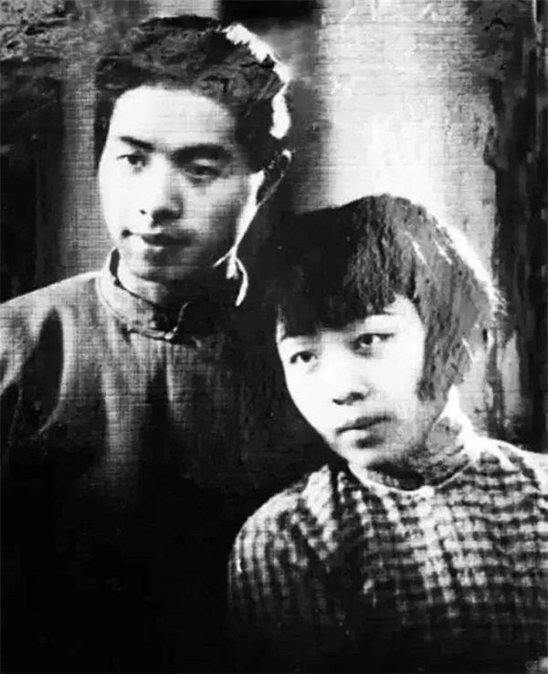 丁玲和胡也频同居后生活拮据。一次两人还剩一块钱时，有客人来，只好用这一块钱办了一...