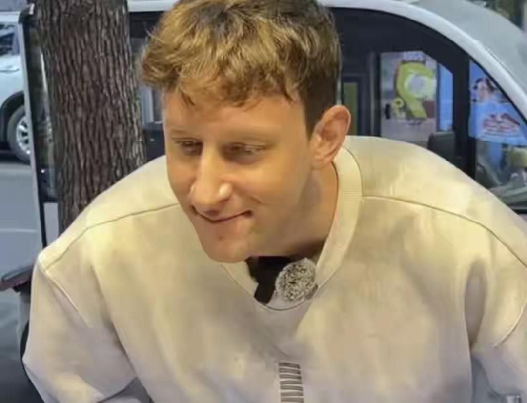 一个美国小伙，在中国住了半个月。回国后他坦言：再也习惯不了国外的夜晚了。底下美国