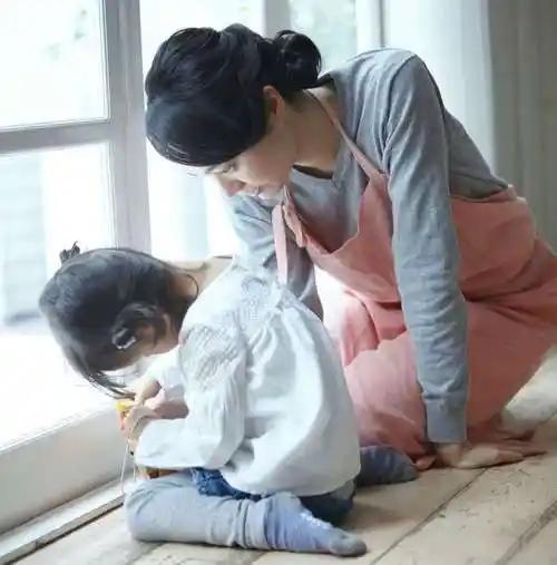 惊人的母子定律：
妈妈越大方花钱，孩子越有赚钱本事；妈妈越懂得示弱，孩子越强大；