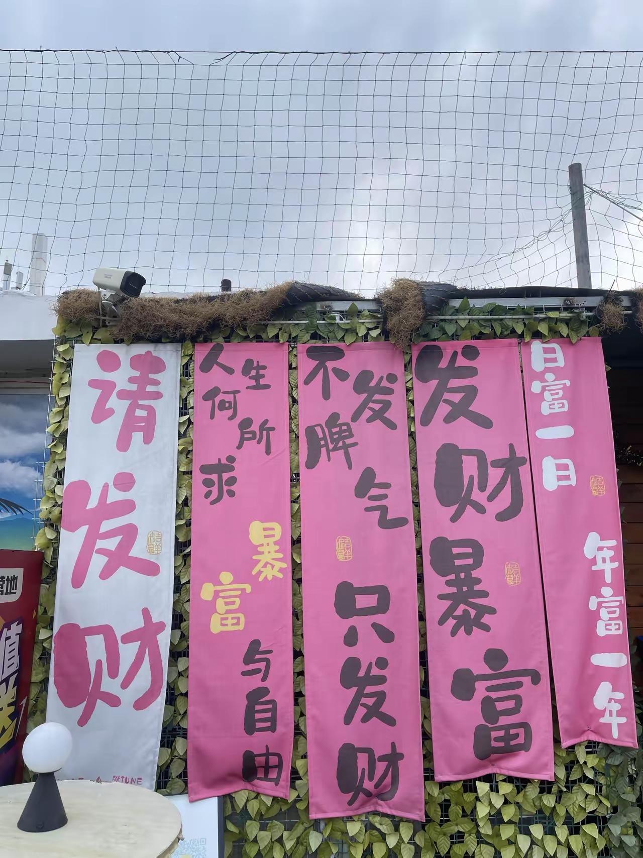 老王夫妻俩人，就为了按一下抽水马桶，两口子吵到半夜。
        早晨出门遇