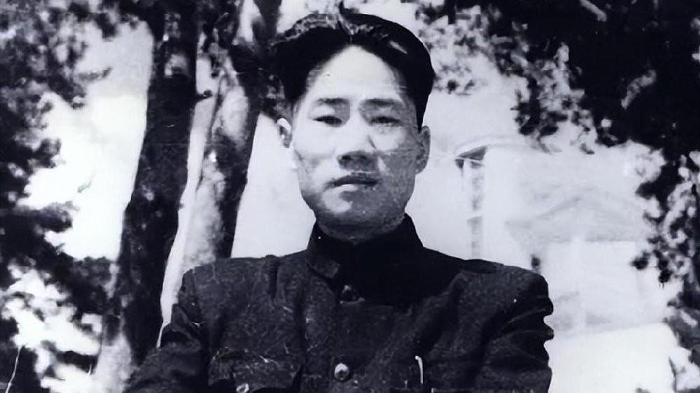 [太阳]1955年，中央派人前往朝鲜将毛岸英坟墓迁往烈士陵园，可当大家刚开始挖，