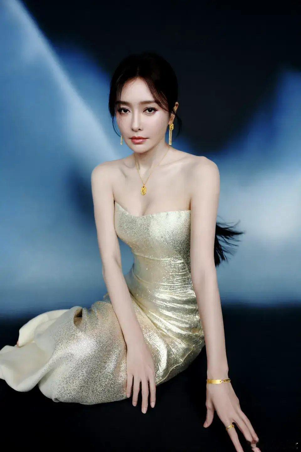 #好久不见的长发秦岚#秦岚久违的长发真是太美了！配上那身鎏金渐变裙，简直就像从画