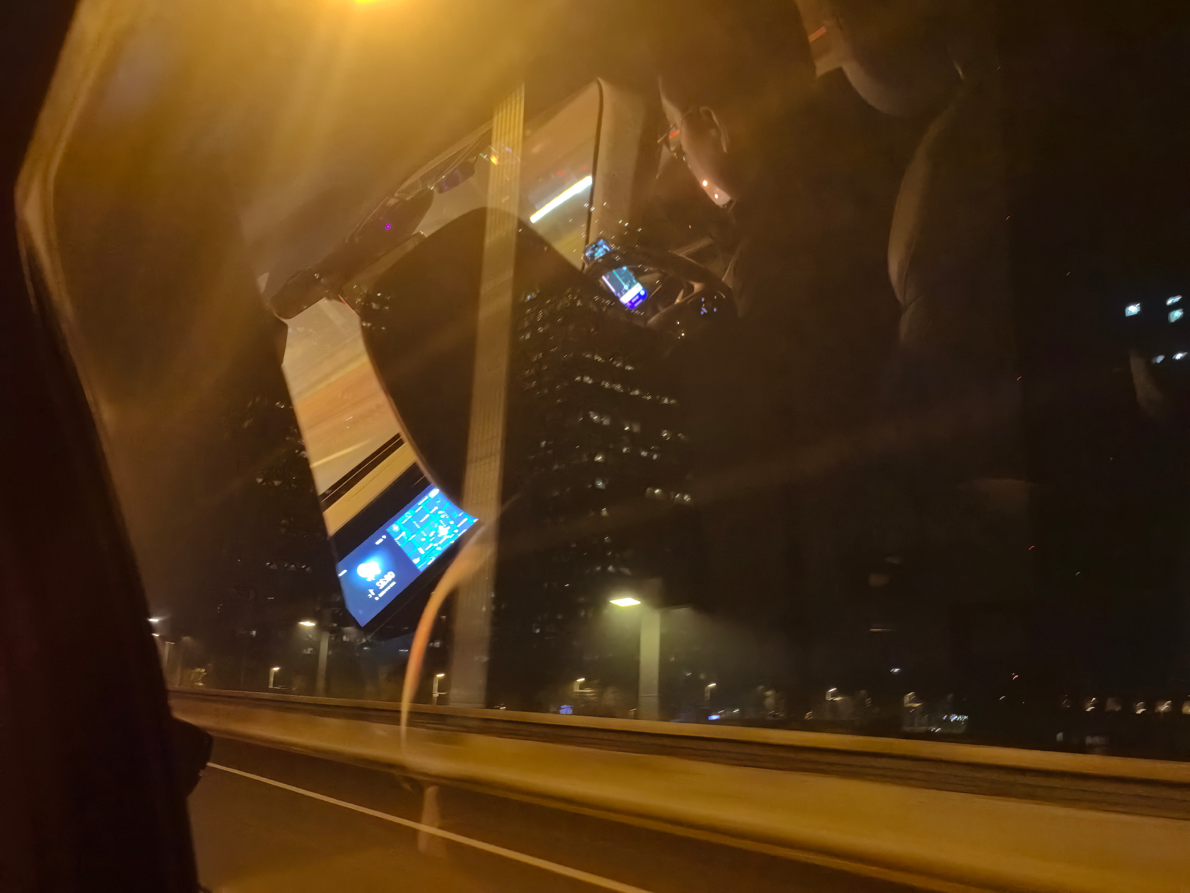 早起六点半的长安街，一路过来很少能看见30万以上的车型，牛马出来干活，地主在家躺