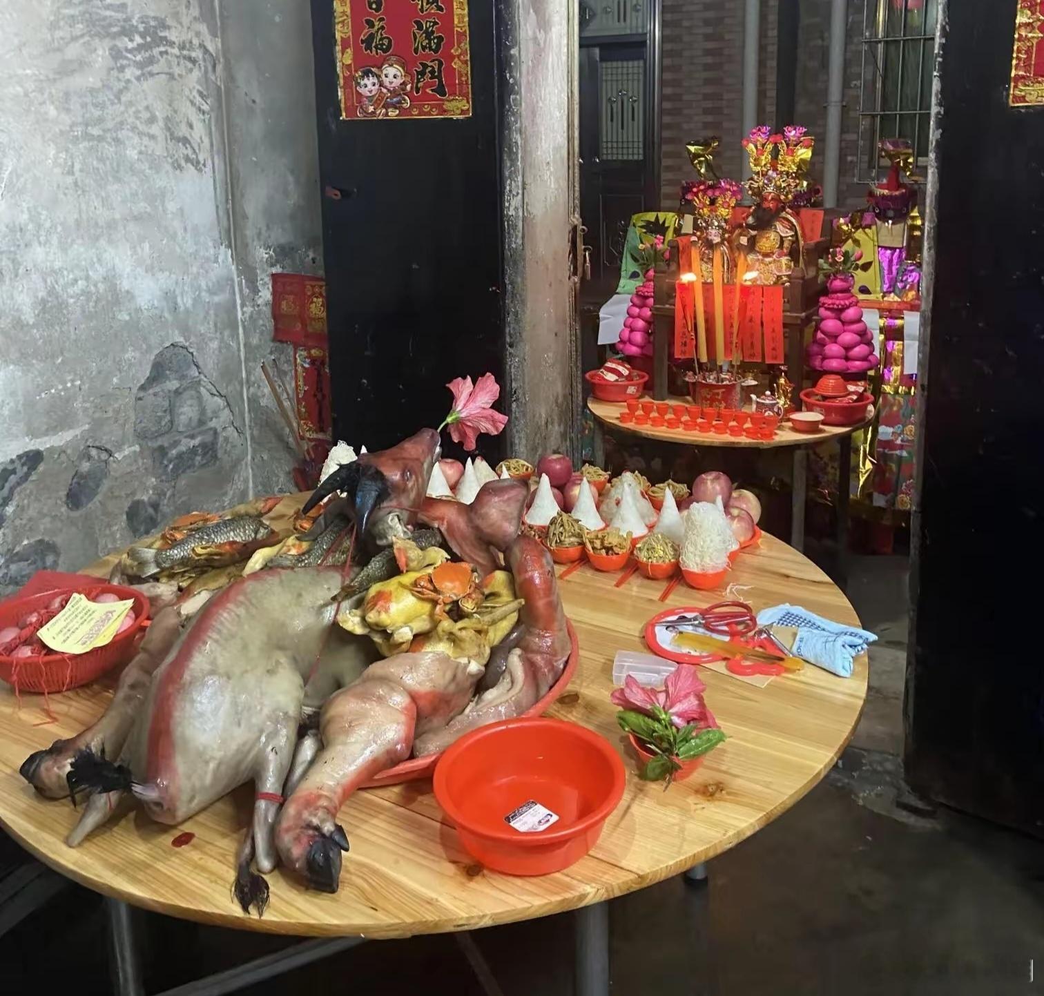 海口网友：儿子农历的今天办12岁成人礼，需要拜神，晚上家里还要摆酒，跟结婚一样，