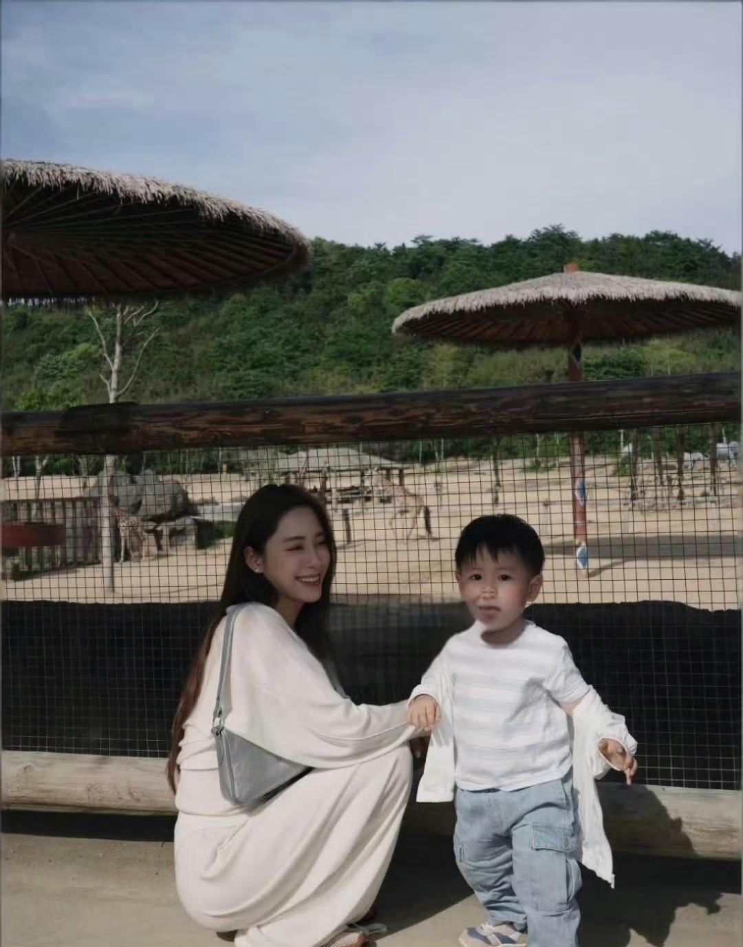 欧阳妮妮一家三口逛野生动物园，老公全程陪伴，儿子小睦睦圆脸乖巧，画面温馨幸福。