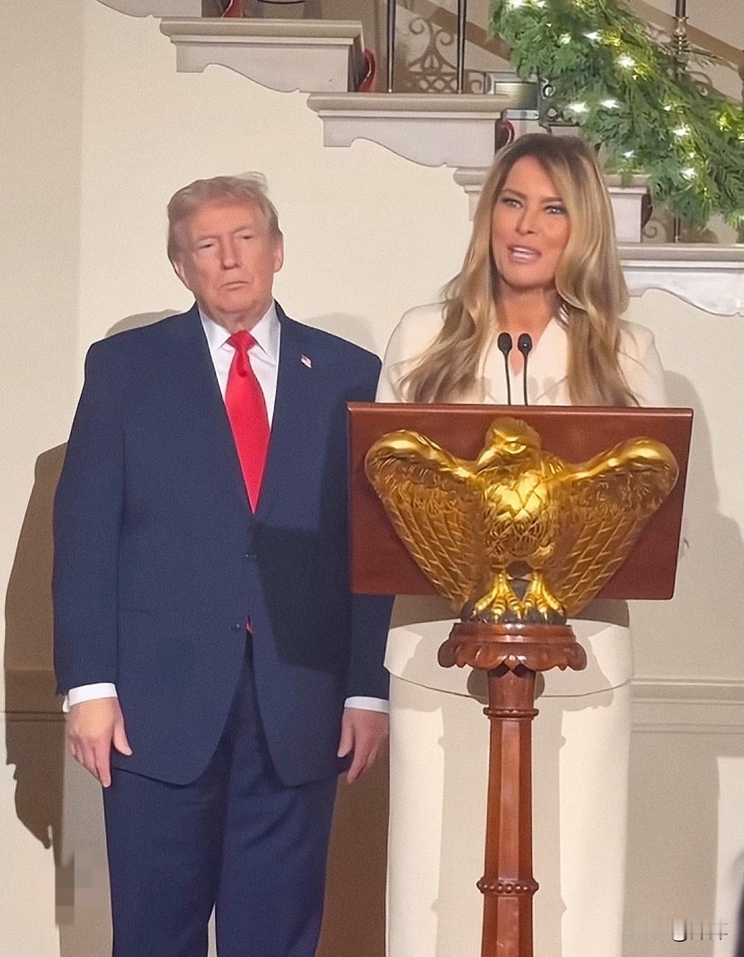 老婆讲话作为总统也要老实的在后边站着听。