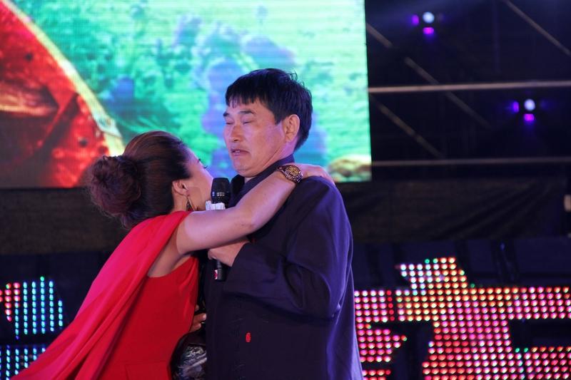 为什么说老莫和拉面哥不如大衣哥，大衣哥可以红几十年，主要是情商高。
大衣哥赚了钱