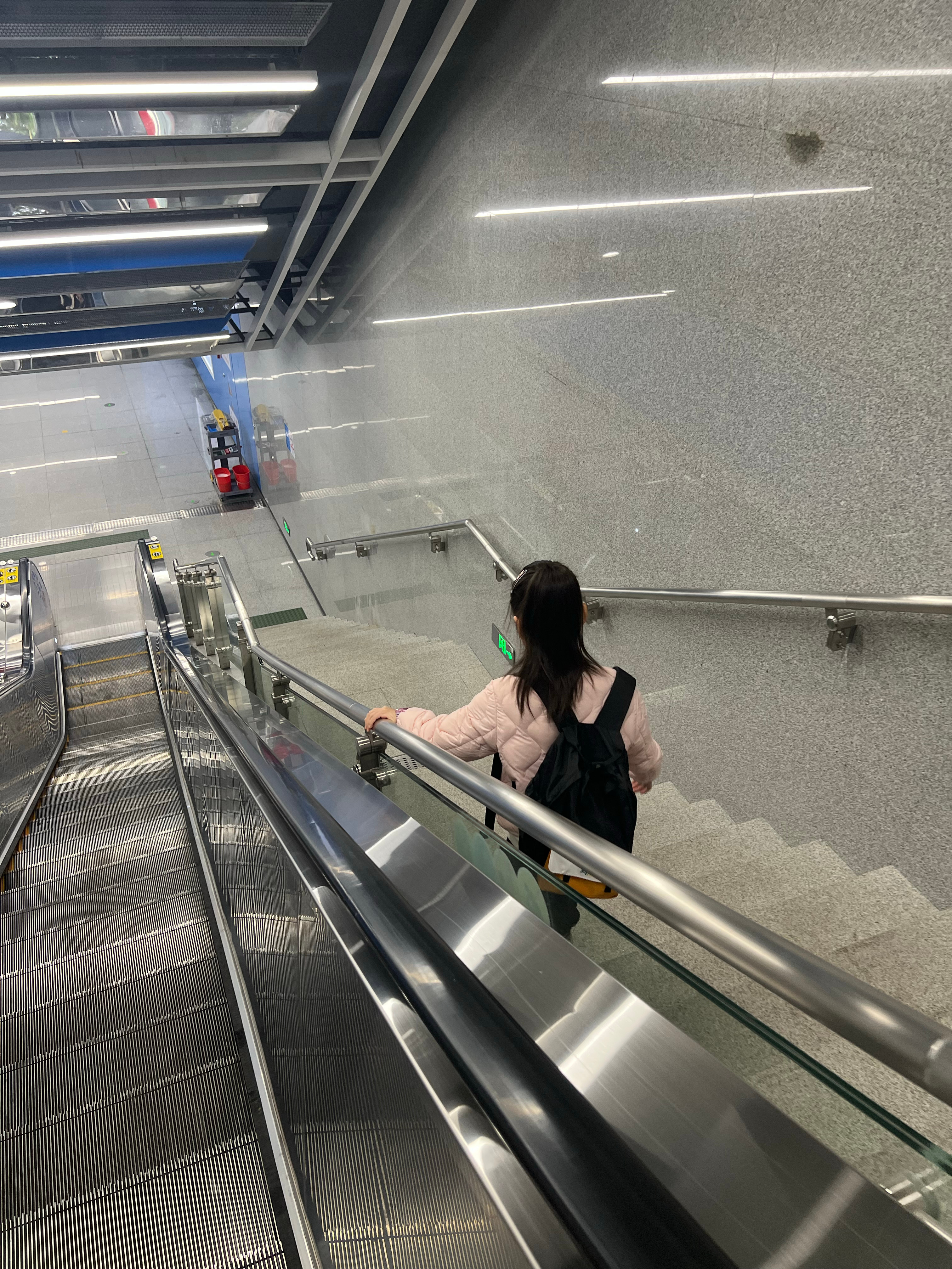 每次都是这样子～米米必须要走楼梯而我就电梯悠哉悠哉的走米米的成长记录带娃随手拍