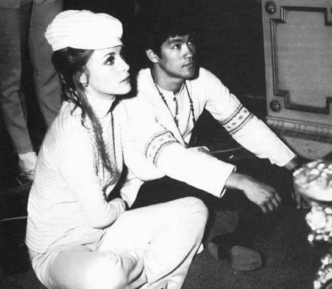 1968年，美女明星莎朗·塔特向李小龙学习功夫，李小龙戴着眼镜认真传授。

贝弗