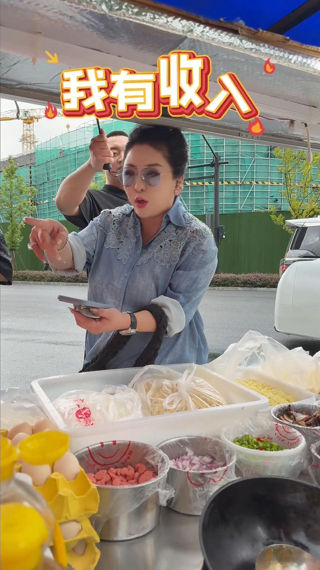 向太吃路边摊向太路边摊买炒年糕 向太吃路边摊，他们也吃这种的哦 ​​​