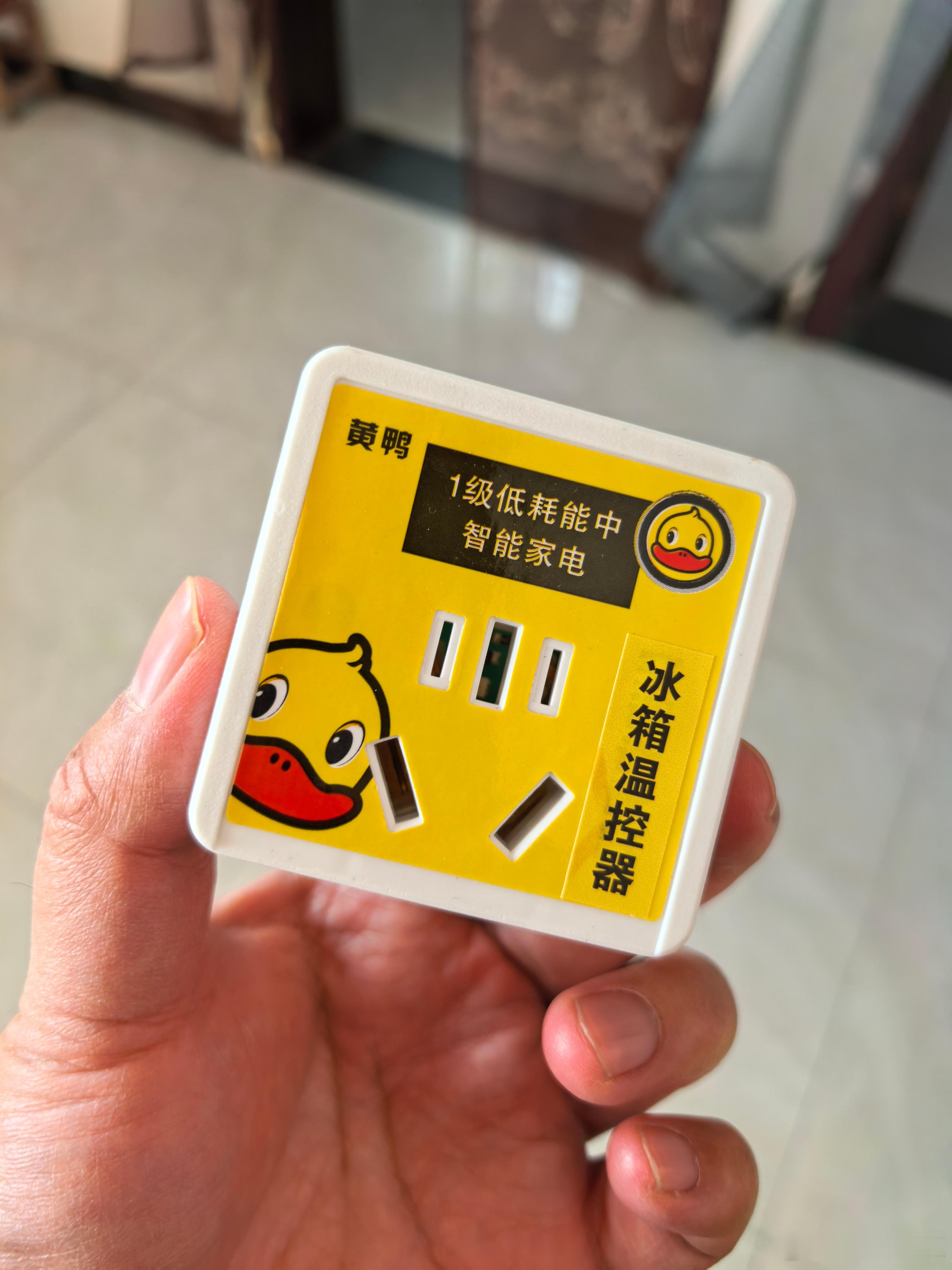 为了让我爸不要乱买电器上的东西我直接给他把冰箱节能器拆了里面布局如下，一个led