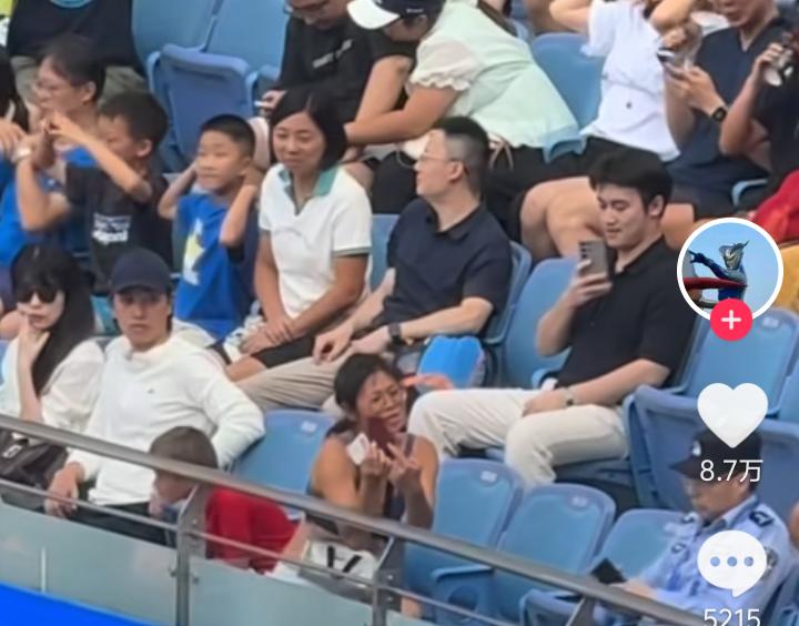 46岁的谢云在上海网球大师赛的看台上，中国身份证和一本瑞典护照，演绎了一场荒诞剧