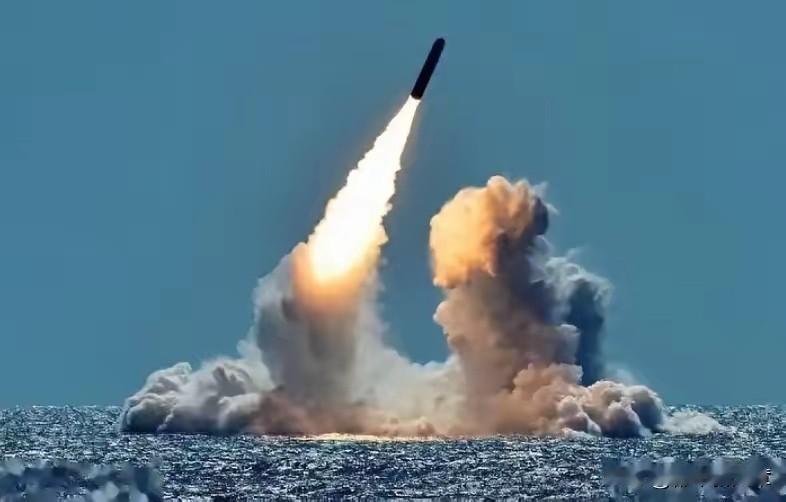 美国反华派认为，中国现政府跟清政府差不多，专制腐败，中国的所谓辉煌都是吹出来，中