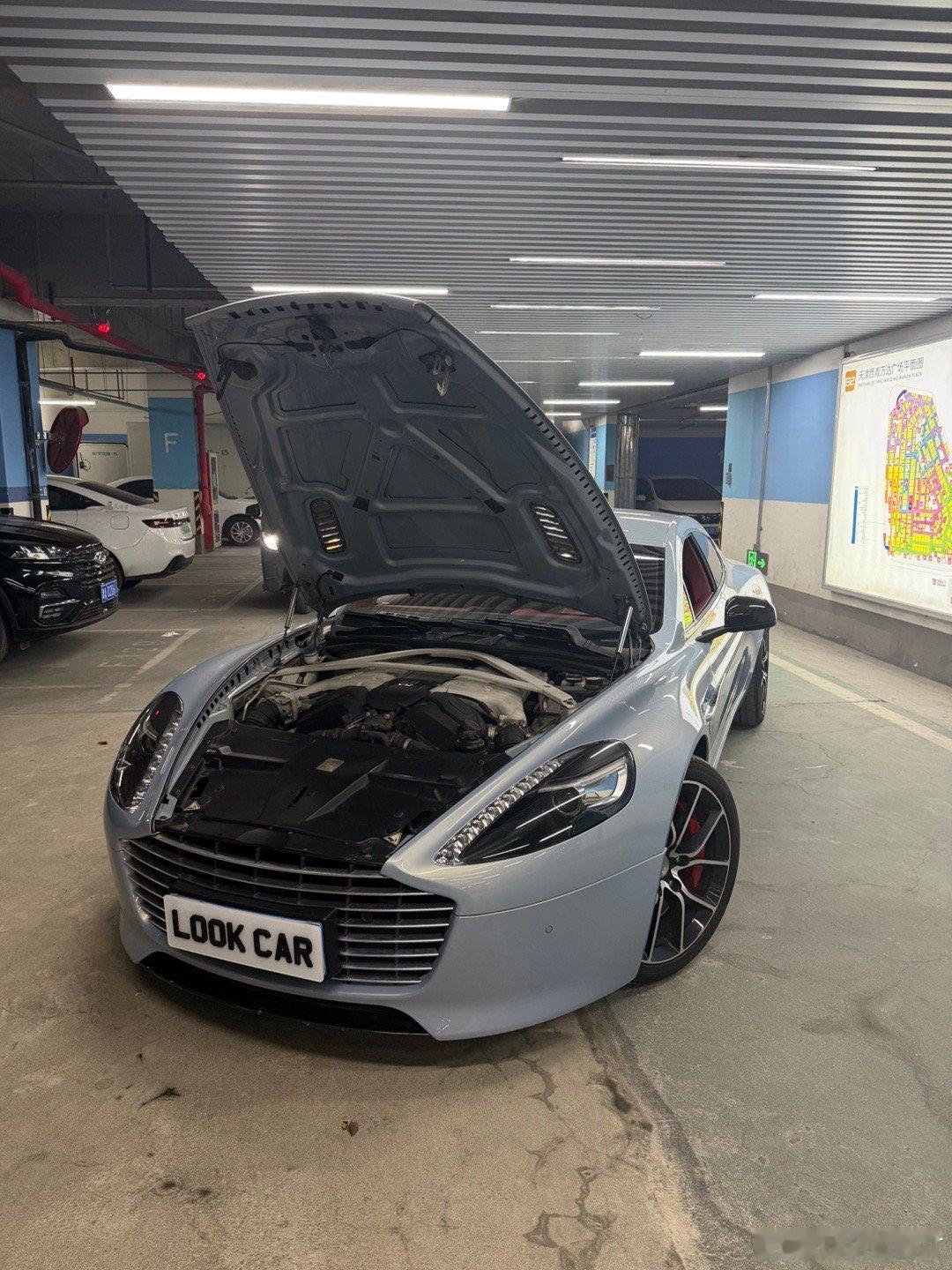 来022看看有趣的车！最末期的马丁Rapide S冰蓝色外观配红内+菱形格还有o