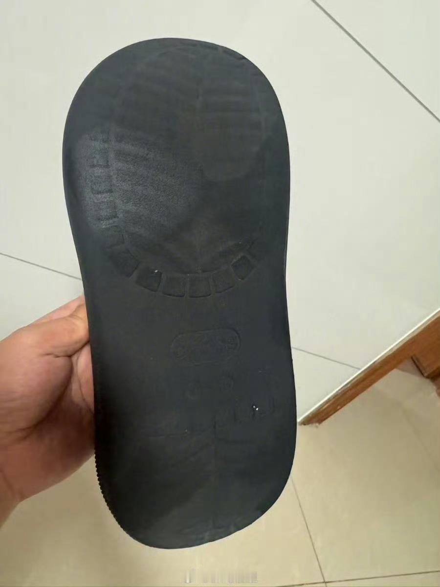 599元Crocs鞋穿1个月严重磨损商家称很正常Crocs回应仅穿1个月鞋底严重