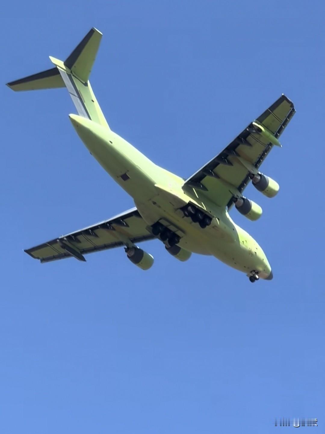 【原色大图——运20B鲲鹏】网友偶遇一架原色底漆的“大酒桶”鲲鹏，低空掠过头顶，