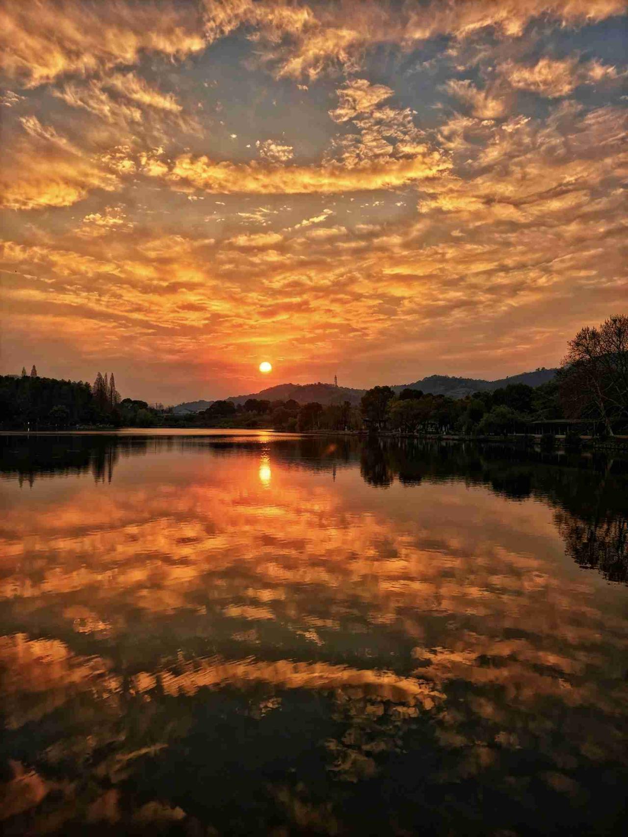 我的今日状态：😁轻松愉快
我这里的天气：☀️晴天夕阳垂落在远山之巅，漫天流云被