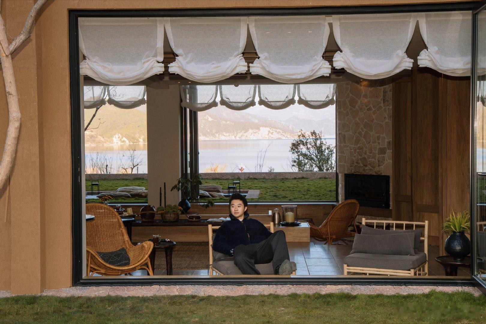 赵子豪分享帅照赵子豪晒帅照网友：这黑猫是挺帅的要不是我网络够快，都不知道说的是什