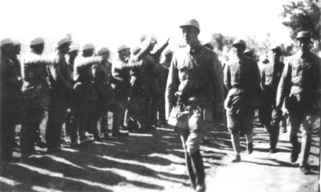 1941年8月，邓华调任晋察冀军区四分区司令员时，部队欢送原政委刘道生时的照片。