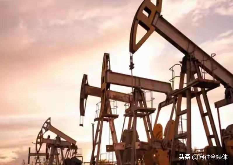 油轮密集驶向中国！美国突然取消1亿桶石油制裁，背后全是算计
 
近期，大批满载原