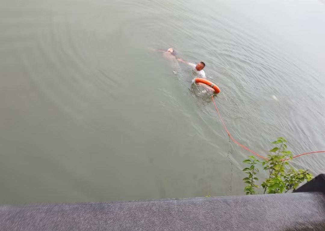 6月24日清晨6时55分，宁波东钱湖小普陀景区岸边发生惊险一幕：一名女子在请景区