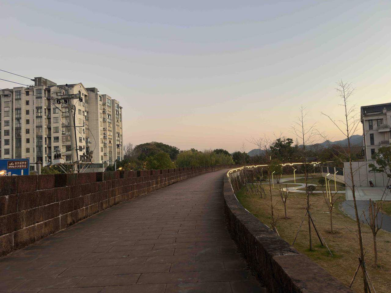 没想到！这个古城墙竟然从西到东贯穿了整个杏花村公园！

第一次走完了这段古城墙，