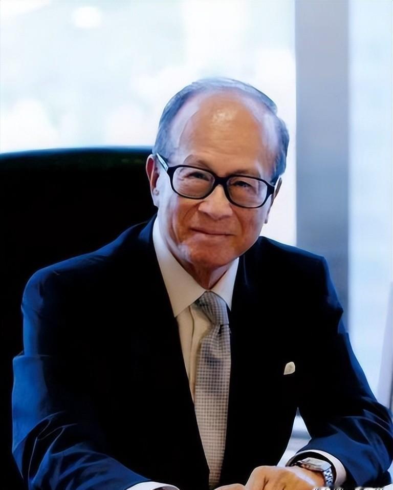 李嘉诚的司机要退休，李嘉诚拿出了一张200万的支票给他养老，不料，司机却一囗拒绝