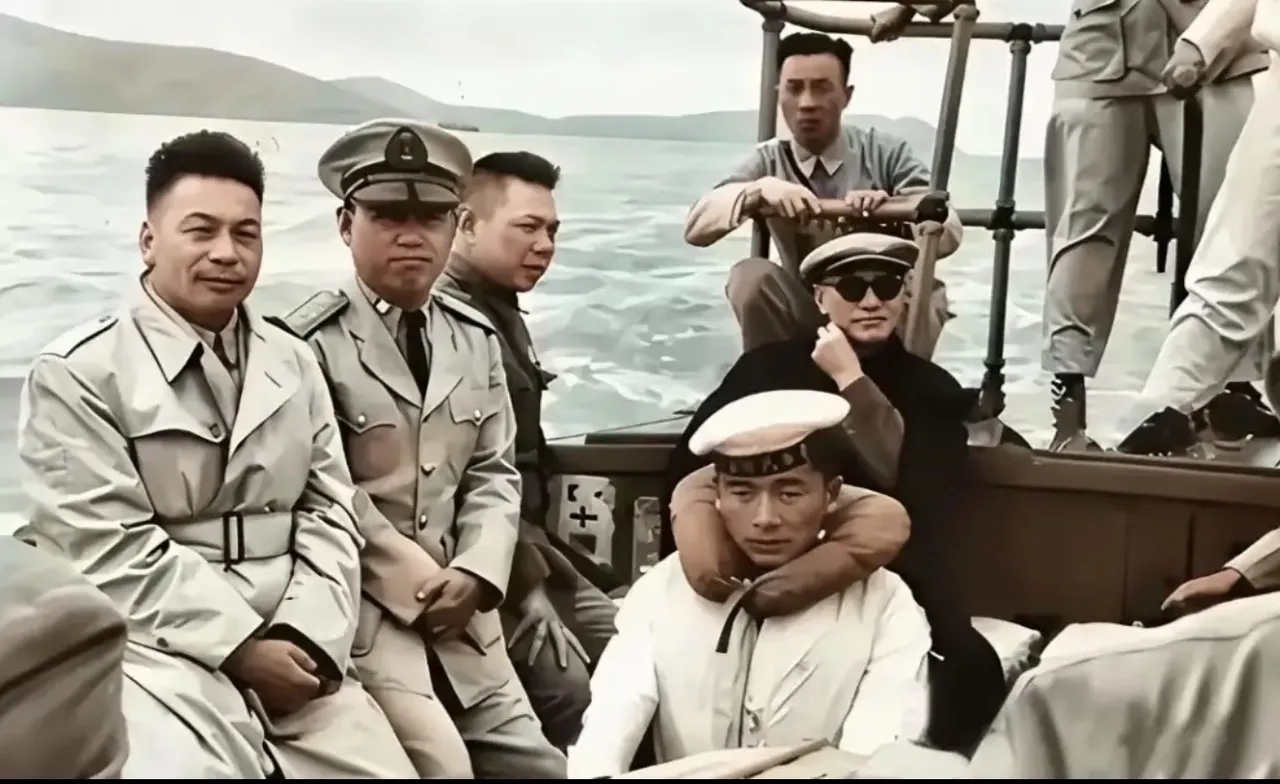 很多人不知道，蒋介石这辈子最后一次抵达中国大陆沿海领土，留影居然是在晃荡的军用艇