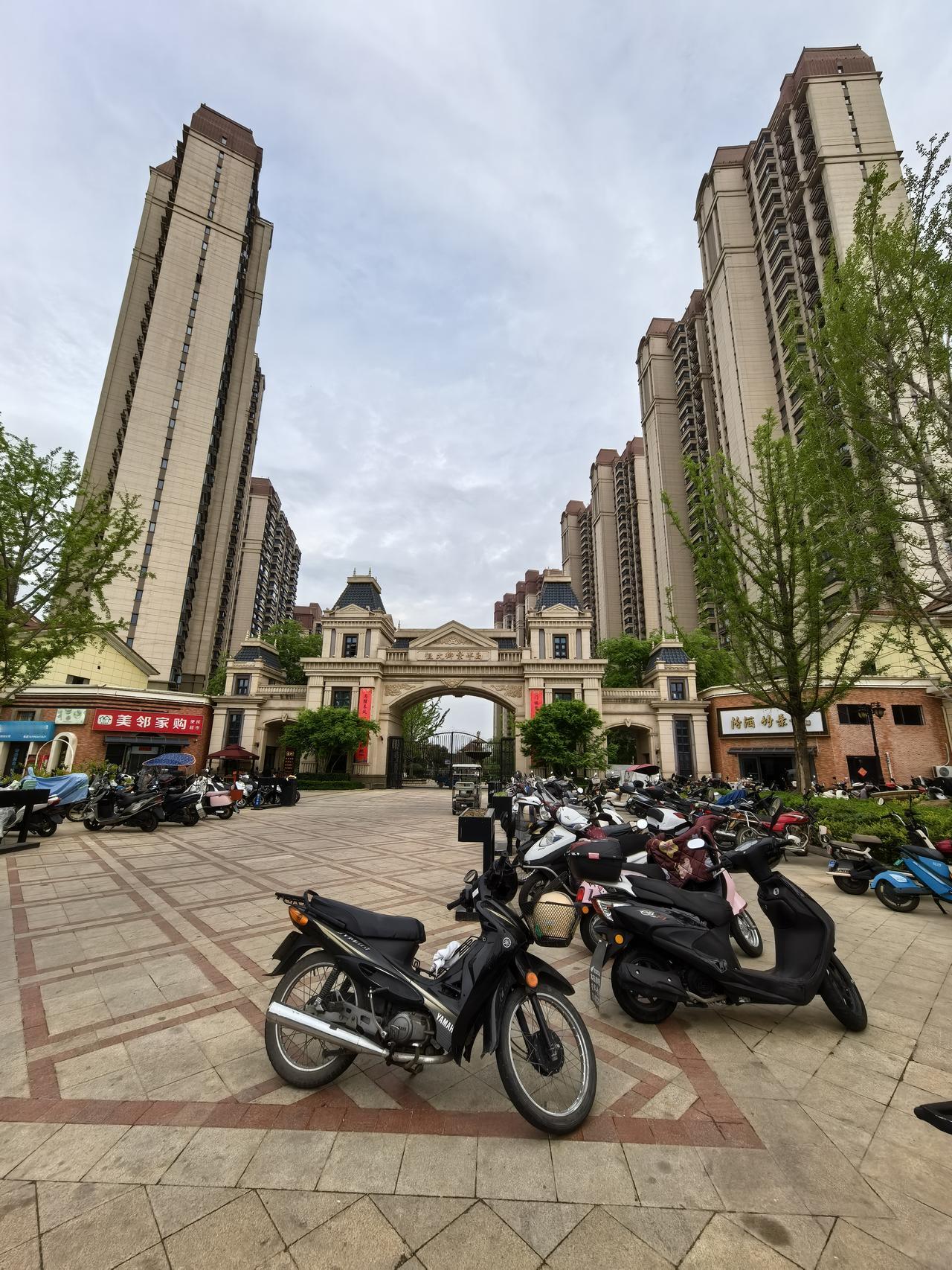 韩城恒大门口的电动车，说明小区已少入正常生活。这些业主是幸运的人，当年提着的心终