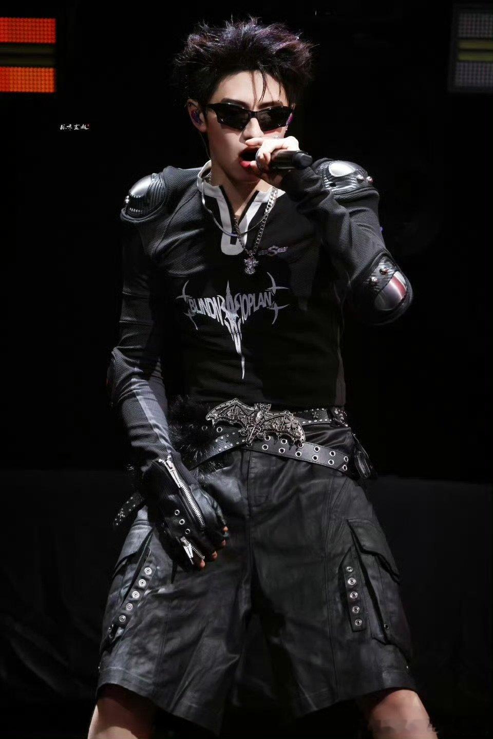 朱志鑫单手转椅子朱志鑫单手转椅子，帅爆了朱志鑫