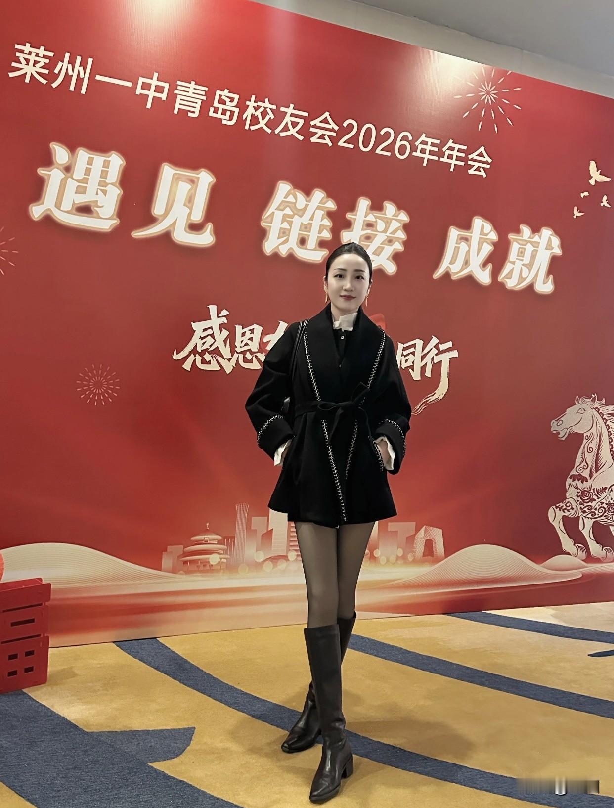 如何穿搭才能展现气质和高贵?衣服款式简洁大方，避免过于复杂的设计。