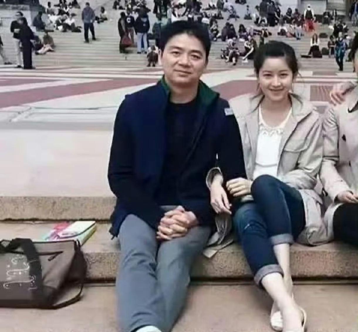 很有深意的一段话:
别纵容，
任何人对爱人说三道四，
要记牢：你的伴侣，
轮不到