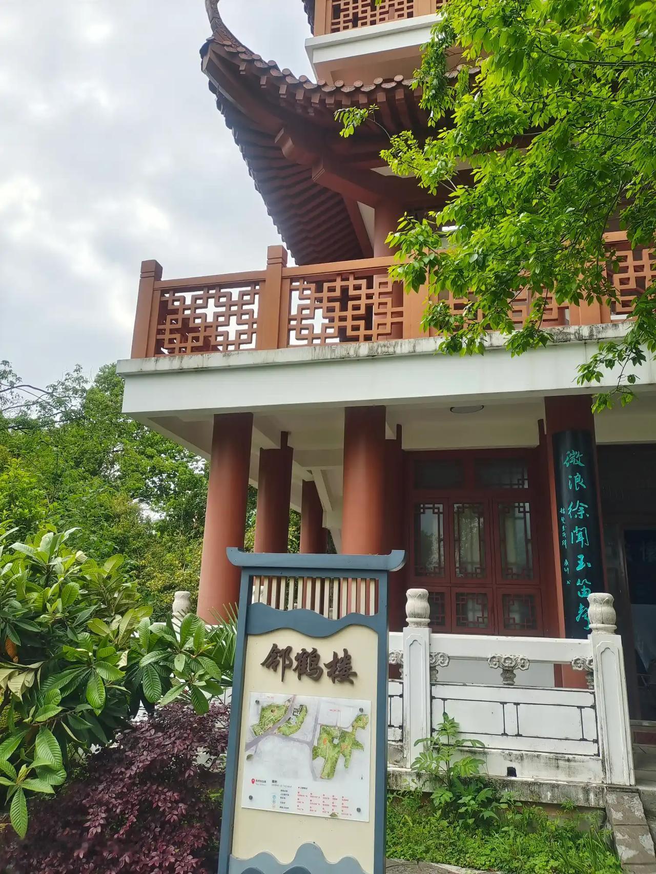 黄鹤楼在武汉市还有一个“孙子”呢，就是位于武汉青山区的邻鹤楼，这也算是黄鹤楼的“