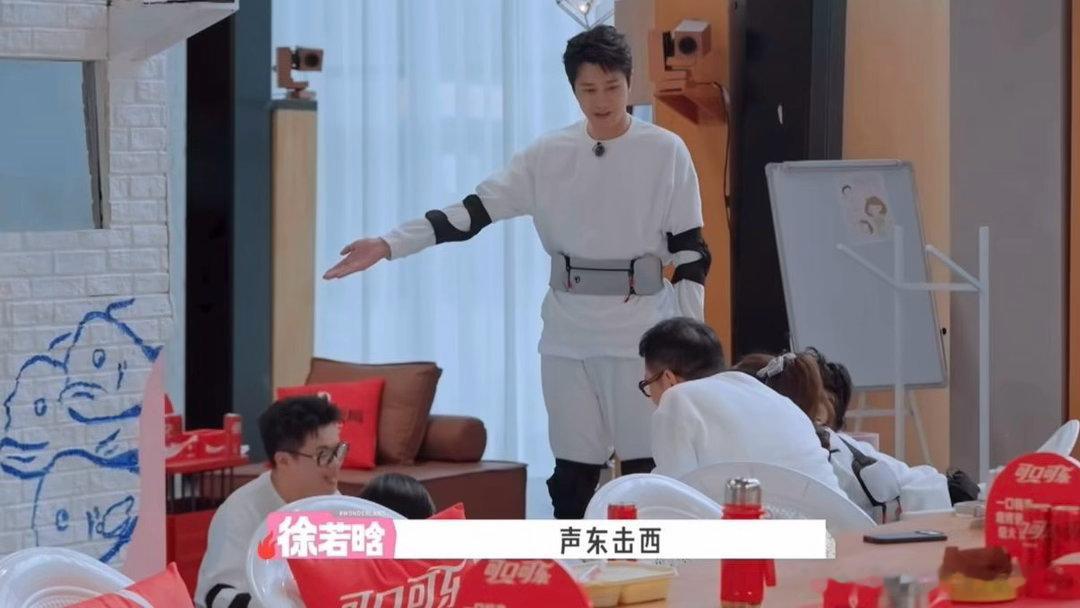 贺峻霖让李嘉琦酷滕表演父母爱情李嘉琦酷滕演上父母爱情了贺峻霖整活名场面上线，撮合
