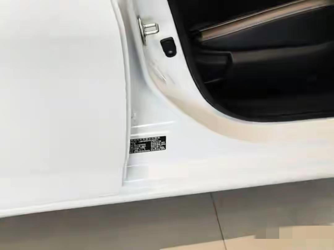 提新车时可别被兴奋冲昏头脑，这4个细节可得好好检查，销售就怕咱懂行。
先看车辆铭