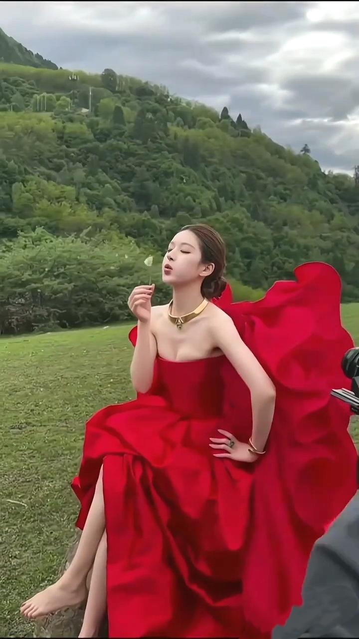 赵露思九寨沟VOGUE盛典风毯，好美好仙，仿佛美神降临[送自己一朵花][送自己一