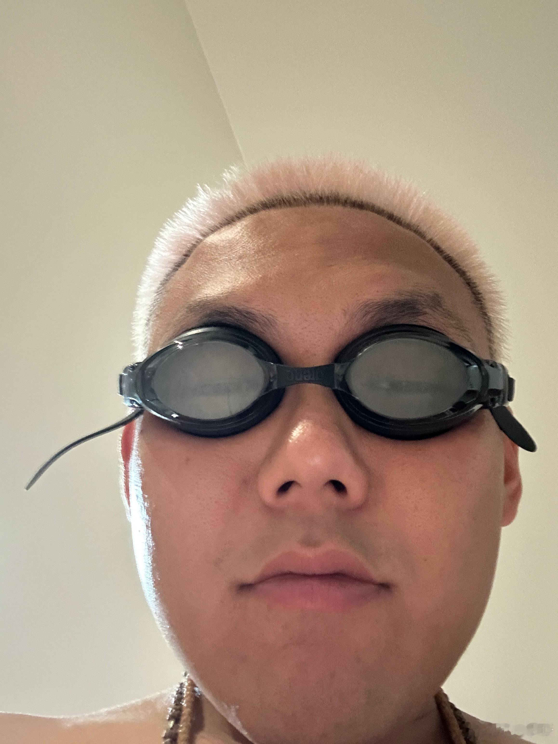 一周没游了下周成都车展肯定是没时间游了那别废话了！赶紧下池子喝水吧🏊 北京