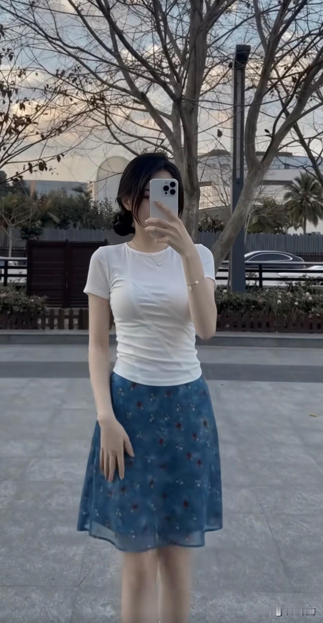 雨后重来春更深，梅花似雪柳如金。